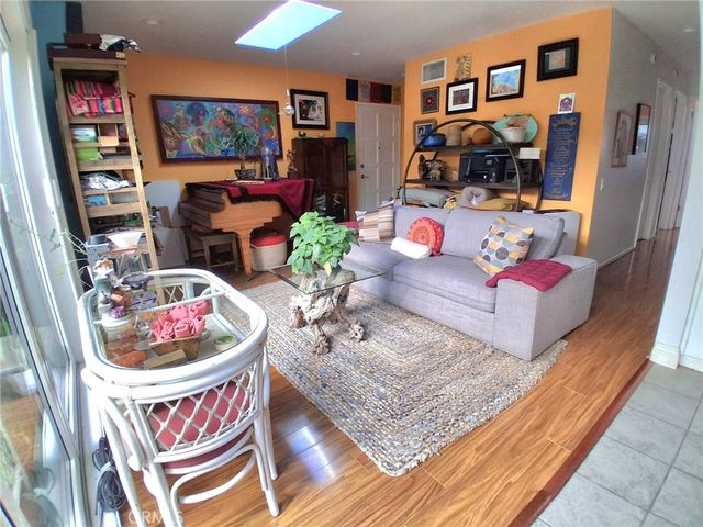 7552 Corbin Avenue 4, Reseda, CA 91335