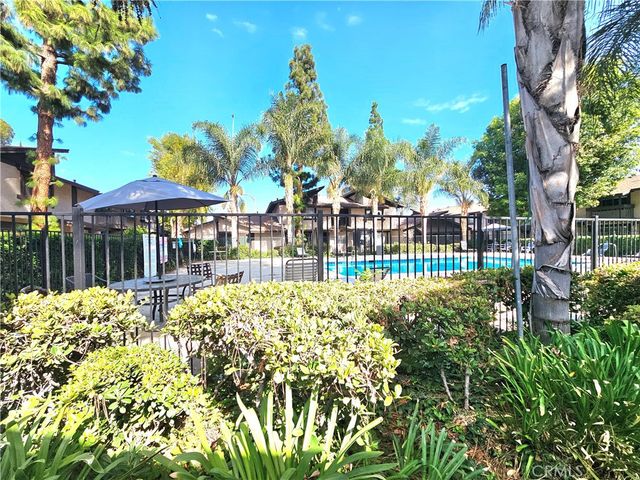 7552 Corbin Avenue 4, Reseda, CA 91335