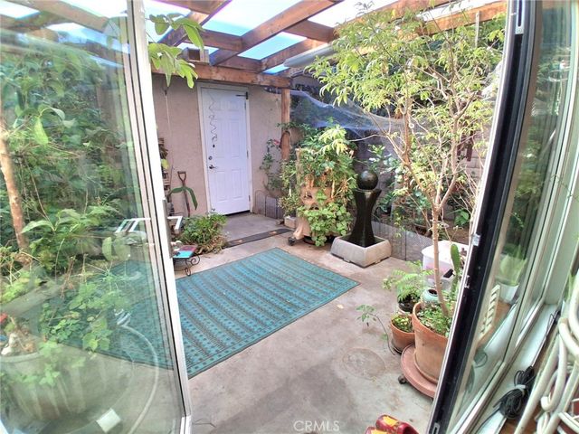 7552 Corbin Avenue 4, Reseda, CA 91335