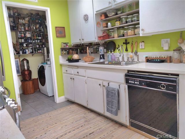 7552 Corbin Avenue 4, Reseda, CA 91335