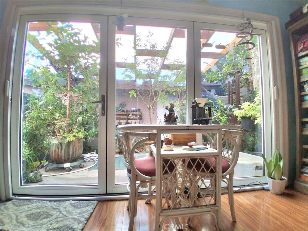 7552 Corbin Avenue 4, Reseda, CA 91335 — photo 2