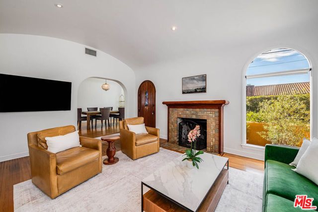7321 Oakwood Avenue, Los Angeles, CA 90036