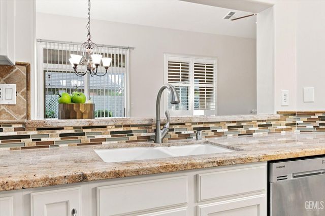 10006 Allspice Rose Court, Bakersfield, CA 93311