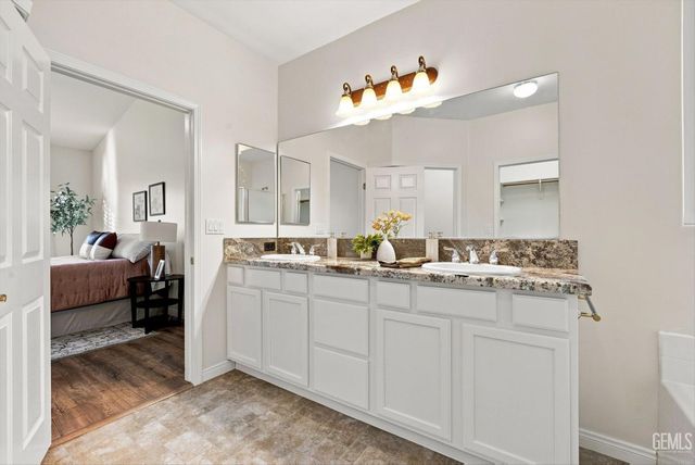 10006 Allspice Rose Court, Bakersfield, CA 93311
