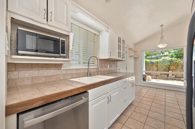 8205 Tanoak Way, Citrus Heights, CA 95621