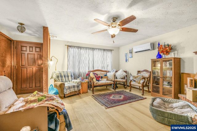 219 17th St, Springfield, OR 97477