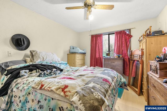 219 17th St, Springfield, OR 97477