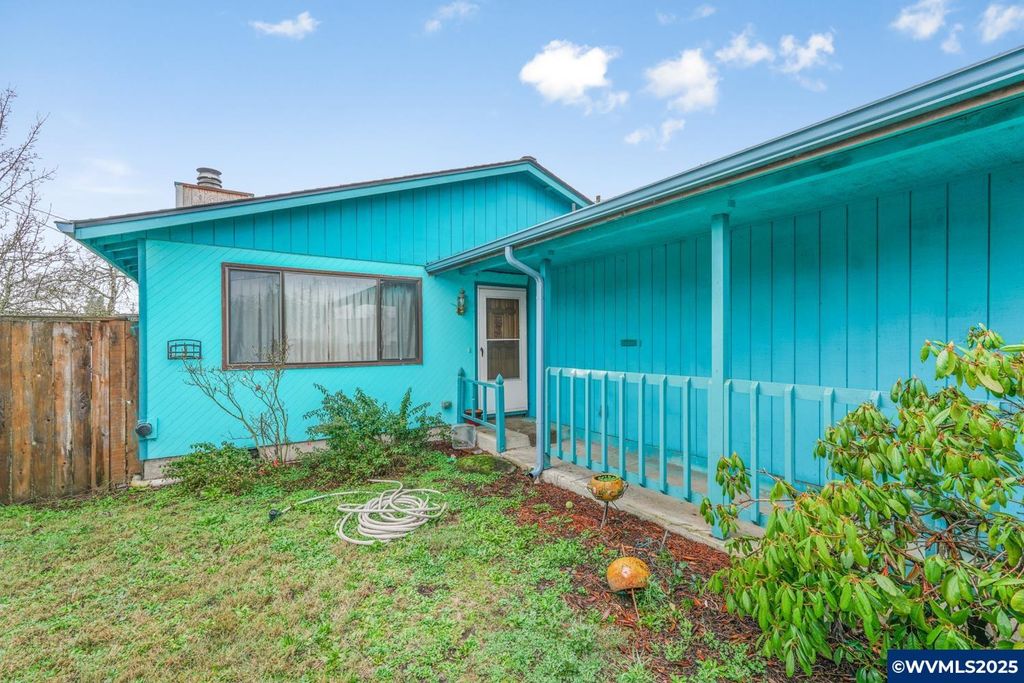 219 17th St, Springfield, OR 97477