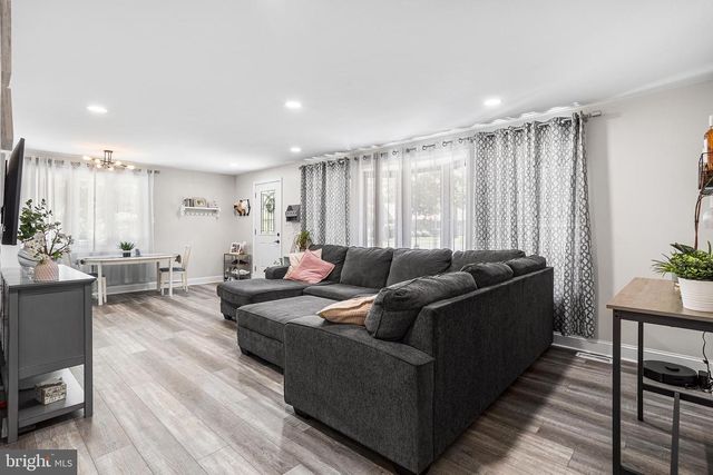 100 BOWLING GREEN DR, Voorhees, NJ 08043