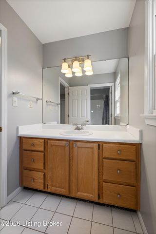 402 Trinity Hills Ln, Louisville, KY 40207