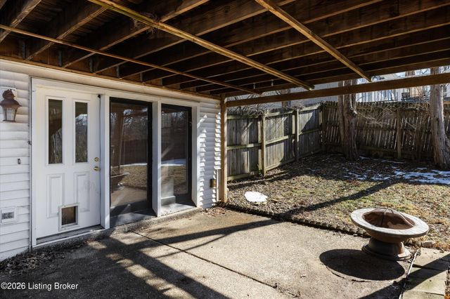 402 Trinity Hills Ln, Louisville, KY 40207