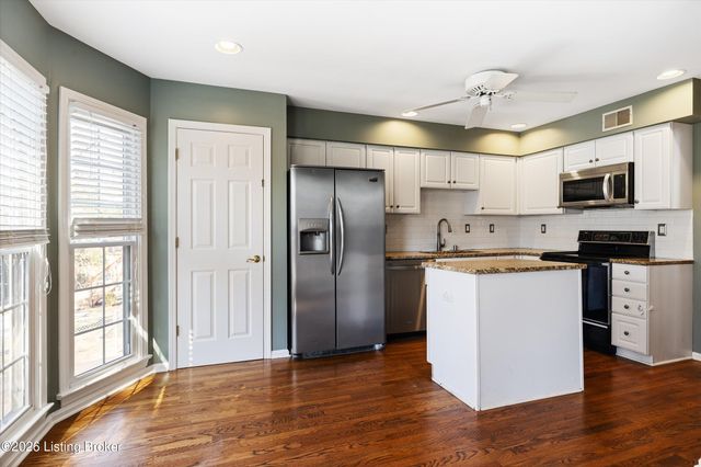 402 Trinity Hills Ln, Louisville, KY 40207