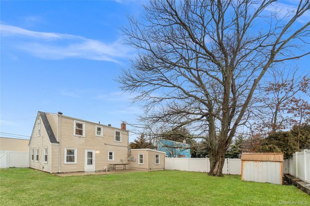 181 S Alleghany Avenue, Lindenhurst, NY 11757