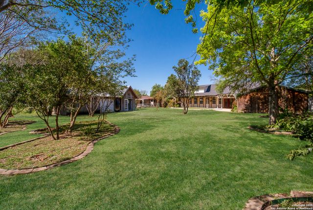 102 Gaiety Ln, Kirby, TX 78219