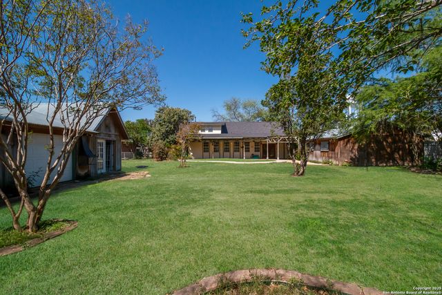 102 Gaiety Ln, Kirby, TX 78219