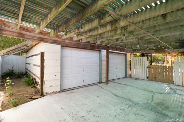 102 Gaiety Ln, Kirby, TX 78219