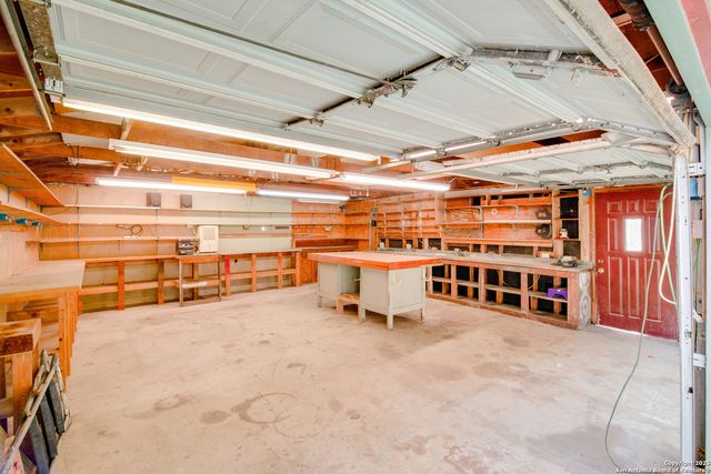 102 Gaiety Ln, Kirby, TX 78219