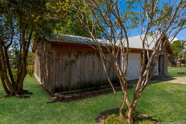 102 Gaiety Ln, Kirby, TX 78219