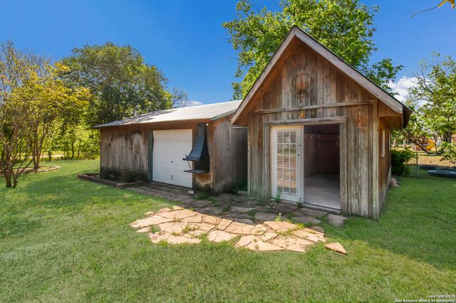 102 Gaiety Ln, Kirby, TX 78219