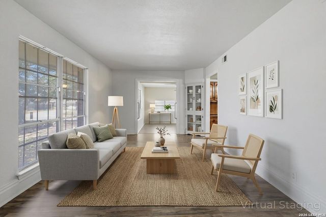 102 Gaiety Ln, Kirby, TX 78219