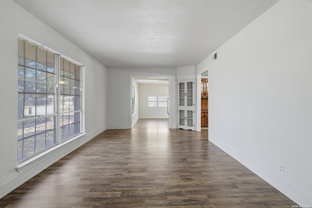 102 Gaiety Ln, Kirby, TX 78219