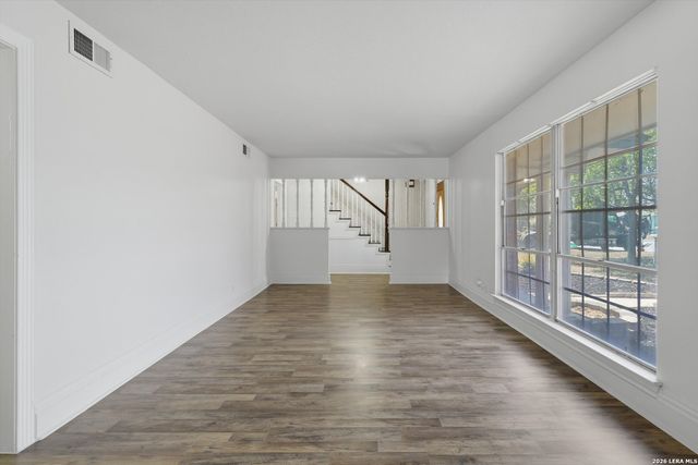 102 Gaiety Ln, Kirby, TX 78219