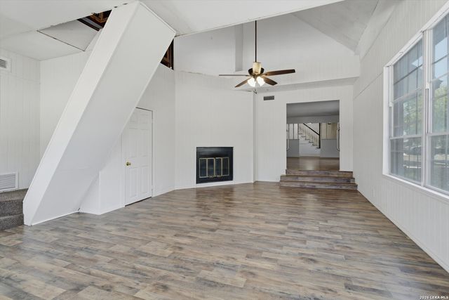 102 Gaiety Ln, Kirby, TX 78219