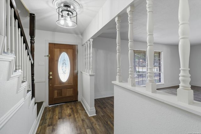 102 Gaiety Ln, Kirby, TX 78219