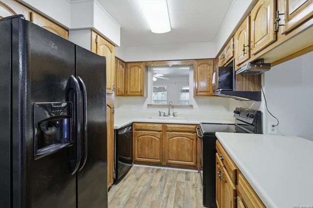 102 Gaiety Ln, Kirby, TX 78219