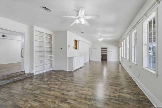 102 Gaiety Ln, Kirby, TX 78219