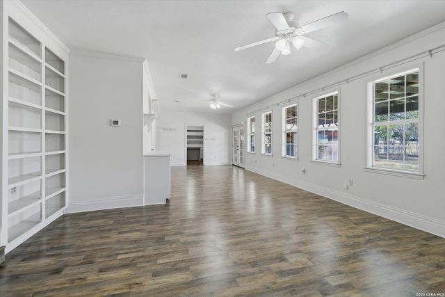 102 Gaiety Ln, Kirby, TX 78219