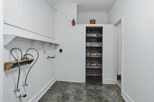 102 Gaiety Ln, Kirby, TX 78219