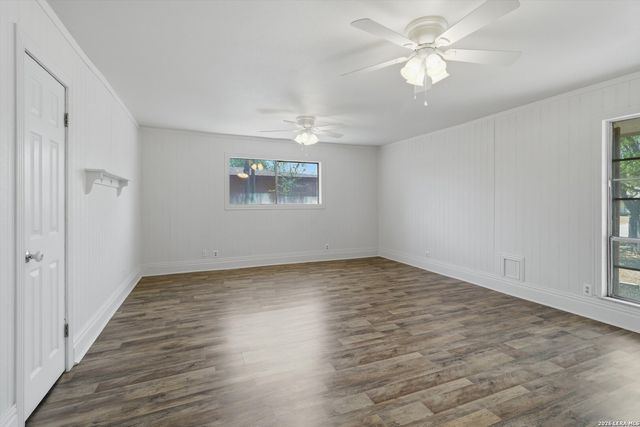 102 Gaiety Ln, Kirby, TX 78219