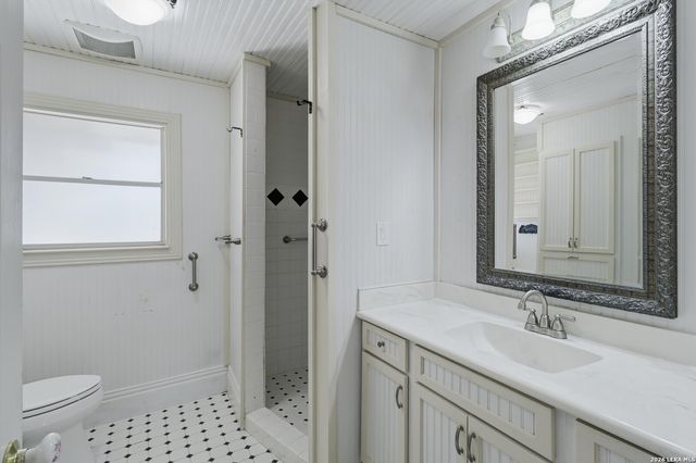 102 Gaiety Ln, Kirby, TX 78219