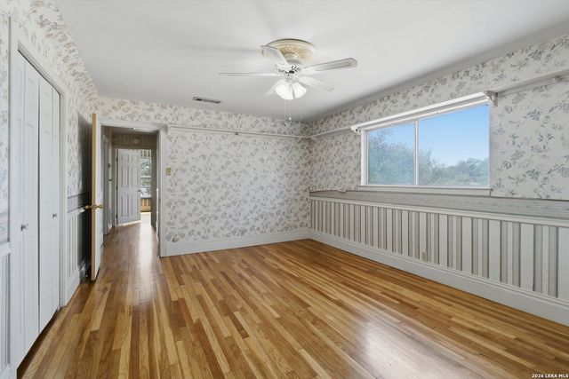 102 Gaiety Ln, Kirby, TX 78219