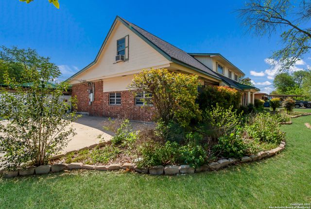 102 Gaiety Ln, Kirby, TX 78219