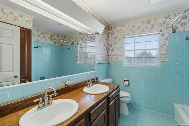 102 Gaiety Ln, Kirby, TX 78219