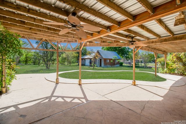 102 Gaiety Ln, Kirby, TX 78219