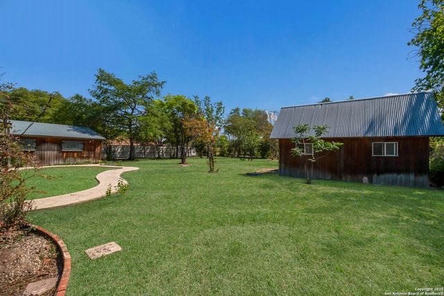 102 Gaiety Ln, Kirby, TX 78219