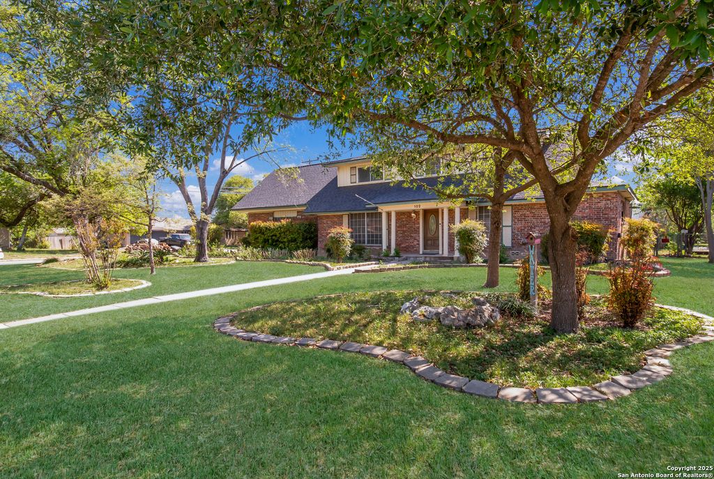 102 Gaiety Ln, Kirby, TX 78219