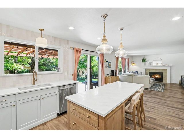 1524 Red Mountain Dr, Longmont, CO 80504