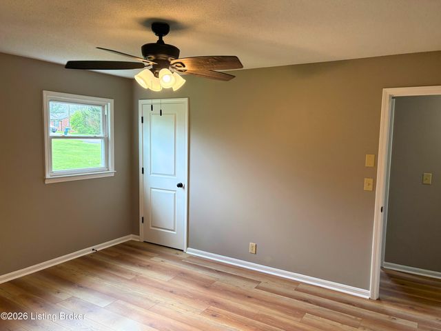 604 Keeneland Dr, Bardstown, KY 40004