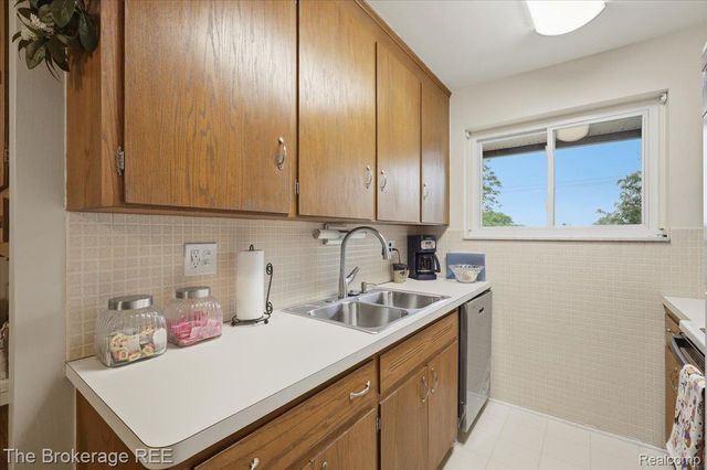 2820 Woods Lee Drive 310, Royal Oak, MI 48073