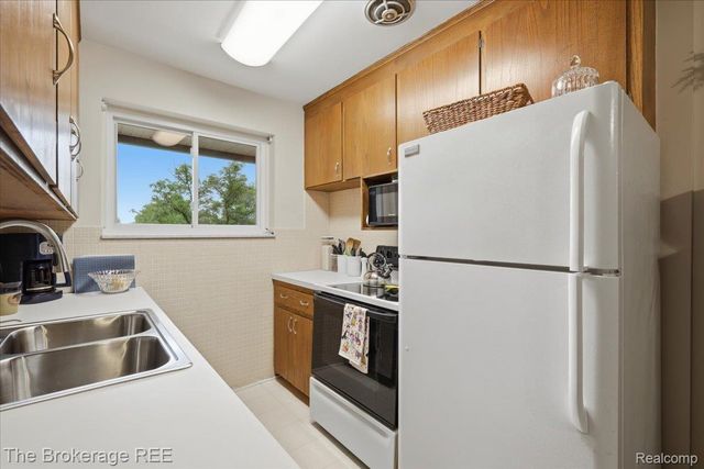 2820 Woods Lee Drive 310, Royal Oak, MI 48073