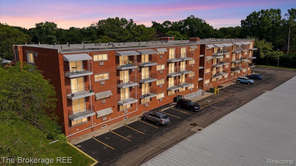 2820 Woods Lee Drive 310, Royal Oak, MI 48073