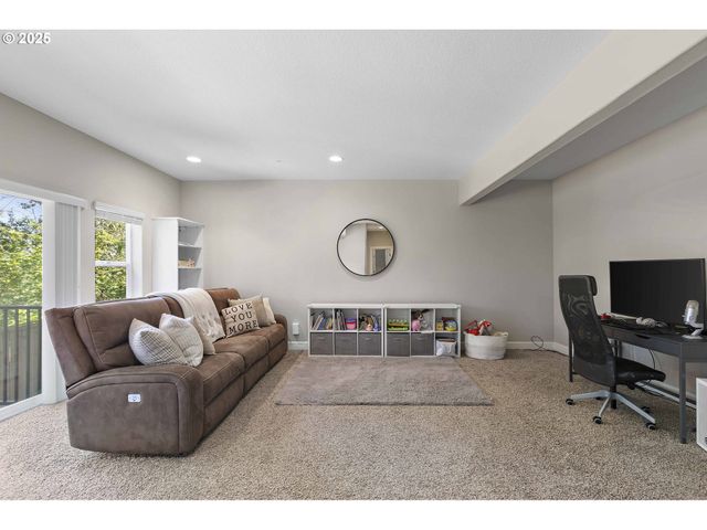 3096 Nw PARKHURST Ter, Portland, OR 97229