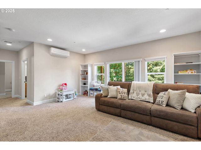 3096 Nw PARKHURST Ter, Portland, OR 97229