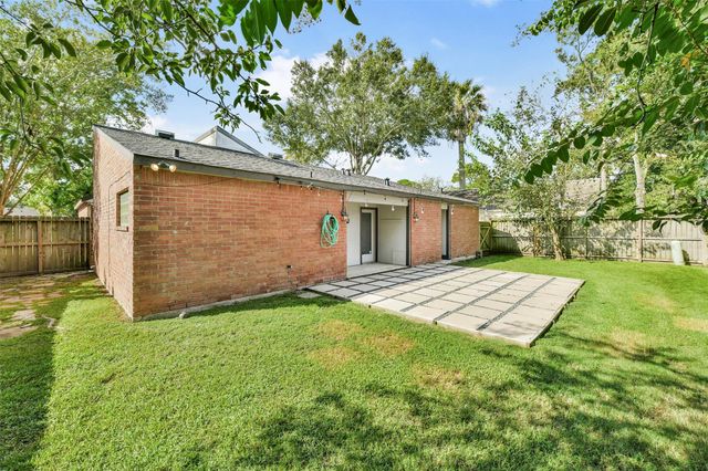 15719 Stonehaven Drive, Houston, TX 77059