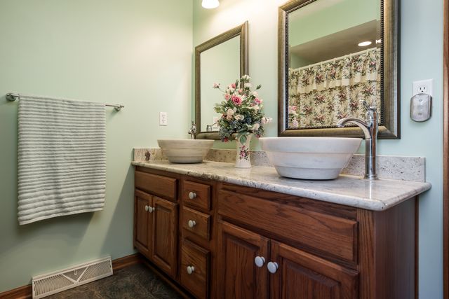 9293 Forest Ridge Drive, Roscoe, IL 61073