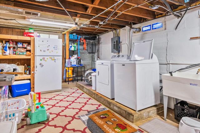 2905 S 95th STREET, West Allis, WI 53227
